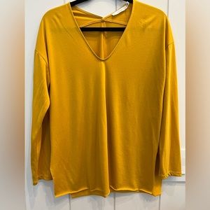 Lush women’s mustard yellow drapey blouse with 2 side slits. Worn once. Size S.